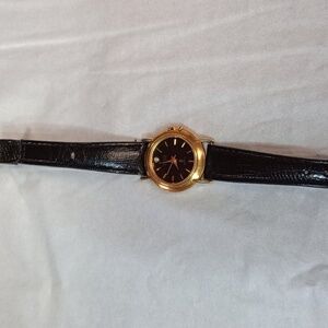 Bill Blass ladies watch, clasp needs replacing (W002)